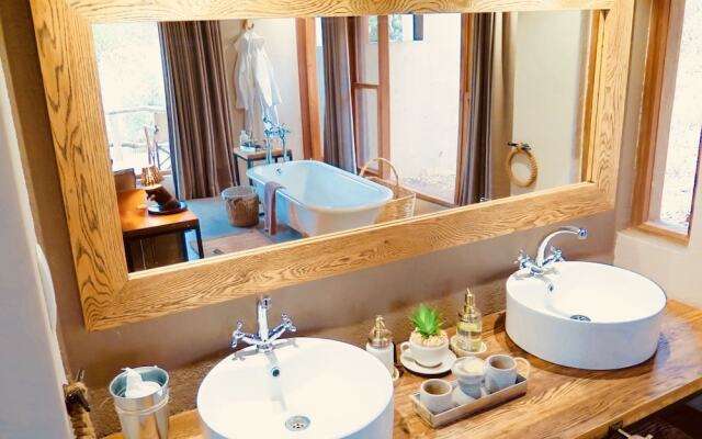 Toro River Lodges Big 5 Exclusive Safari