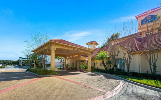 La Quinta Inn & Suites by Wyndham USF (Near Busch Gardens)