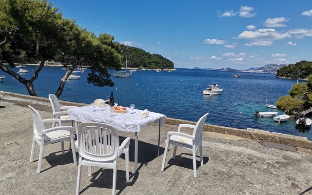 Beach Front Villa a Stone Throw Away From the sea