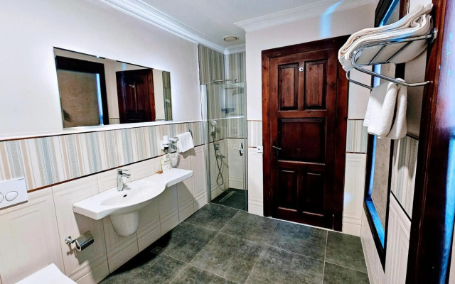 Otanti̇k Club Hotel & Spa