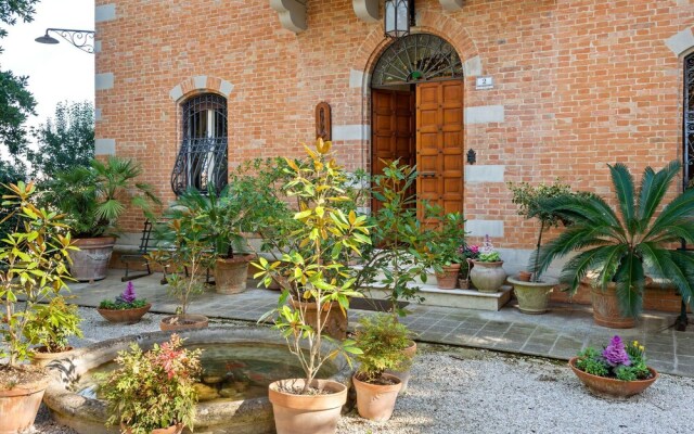 Plush Holiday Home in Macerata with Jacuzzi