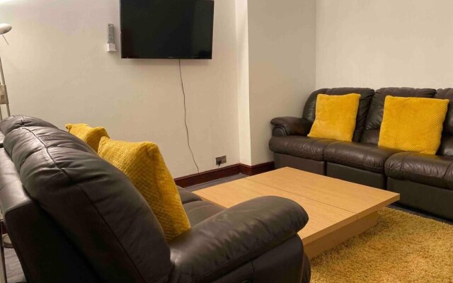 7 Person Home Flat W/parking - Near Swansea Centre
