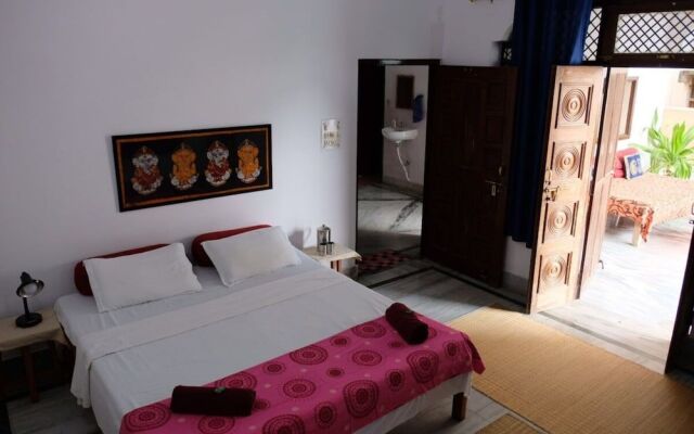 Goroomgo Purple Lotus Homestay Varanasi