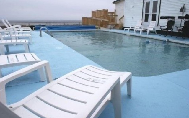 Shallow Bay Motel & Cabins