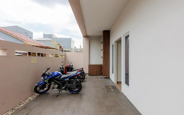 RedDoorz near Taman Palem