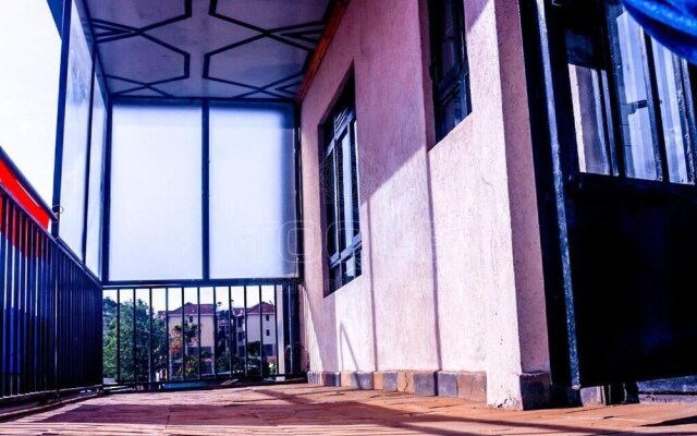 Humming-Cage Studios Suites