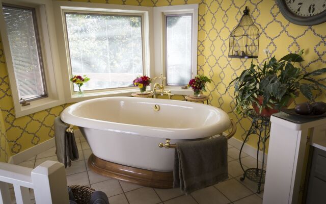 Country Willows Inn and Estate