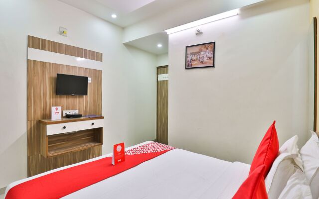OYO 15417 Red Rose