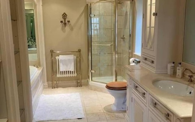 Exceptional Unique 5 Bedroom Manor House