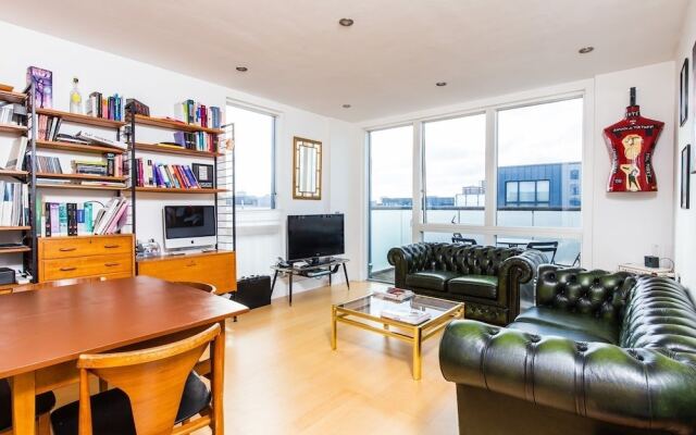 1 Bed Top Floor Flat near Shoreditch