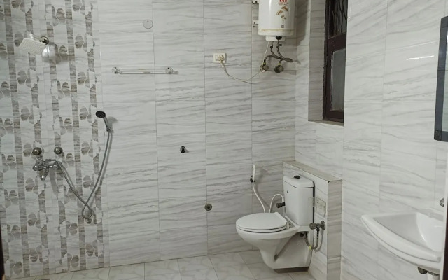 Hotel Shree Sai Dham Near New Delhi Railway Station, Paharganj