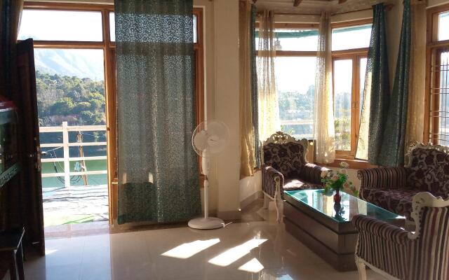 Crystal LakeView Homestay
