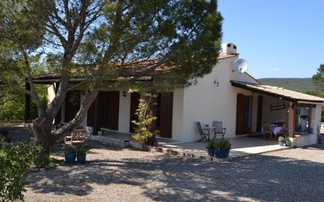 Lovely villa in Cesseras with private swimming pool