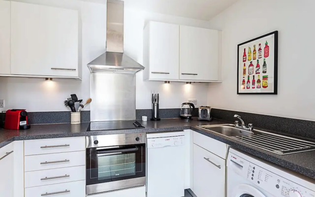 City-Close 1-Bed Apartment near Tower Hill