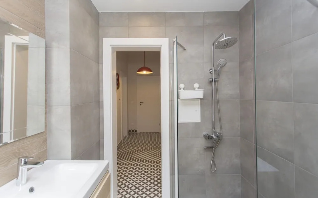 Sunny and Modern 1bdr Apartment in the Center