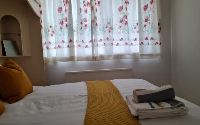 Immaculate 3-bed House With Free Parking in Bolton