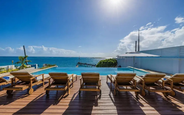 Beachfront Villa w Pool Sleeps 16 Dining Tub