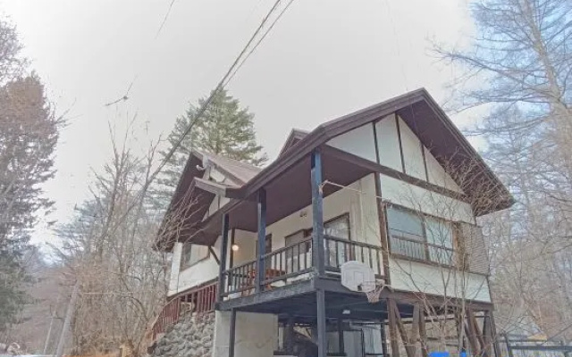 Rock Villa Karuizawa - Mountain View Forest Retreat Built on Rock — 3-star hotel in Tsumagoi