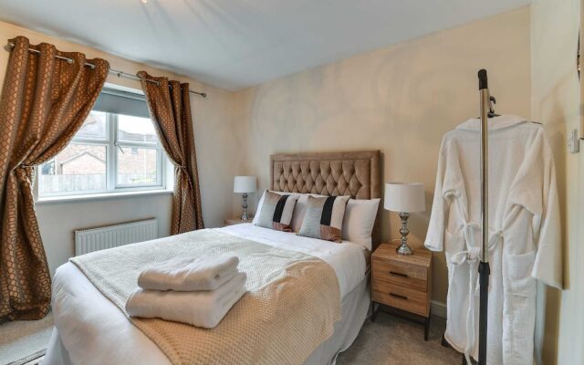 Charming 2-bed House in Middleton Manchester