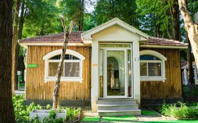 Daqian Swanlake Manor