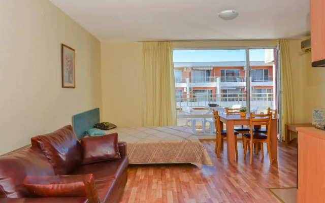 Crown Fort Club Apartment