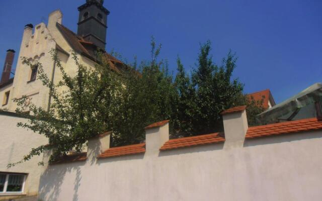 Schloss Weichs zu Regensburg mit 1-2Schlafzimmer Parkplatz Internet 60qm Zentrum