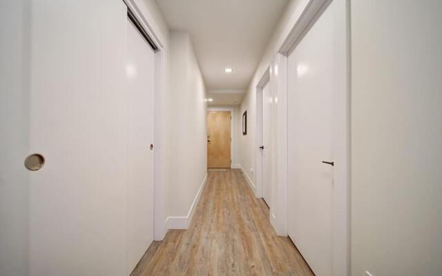 New Luxurious Modern 2BR Condo Sleeps 5 Coffee, AC, WIFI