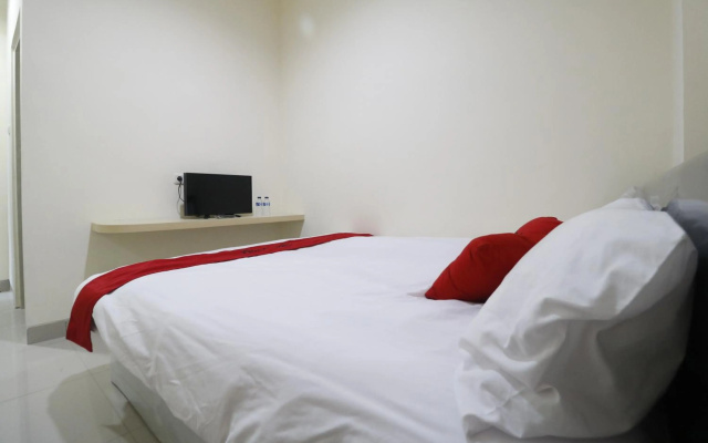RedDoorz Plus near Mall Ciputra Jakarta – Guest Rooms – Jakarta