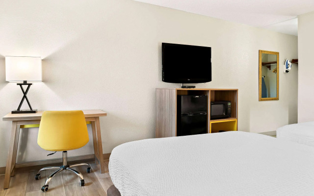 Days Inn & Suites by Wyndham Warren