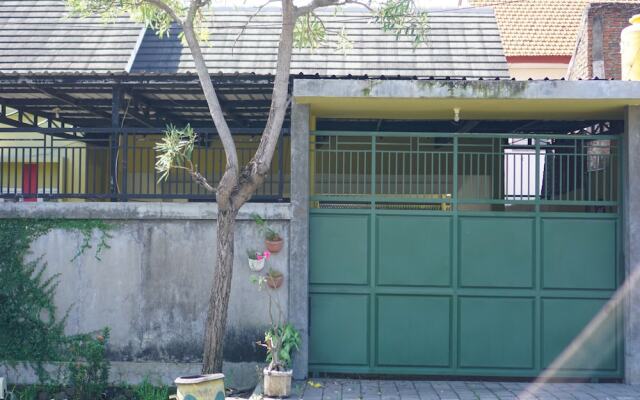 OYO 93784 Kost Bu Eli Syariah