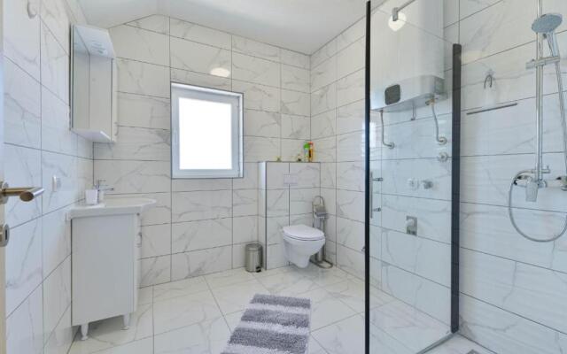 Pool apartment Leonardo