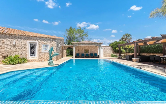 Golfinhos Magnificent Spacious 5 Bedroom Villa