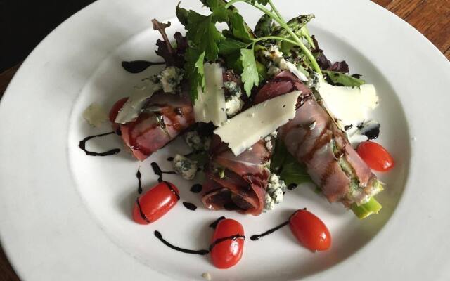 Camelot Restaurant & Inn