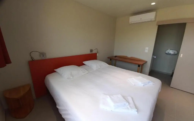 Logis Hôtel Et Restaurant La Croix De Mille