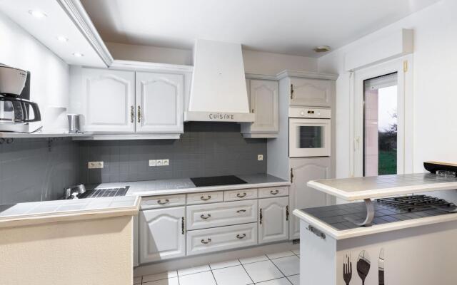 Tranquil Holiday Home in Englesqueville-la-percee With Garden