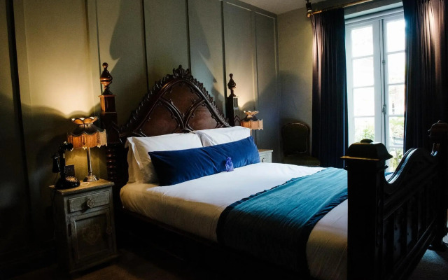 Le Petit Chateau & William de Percy
