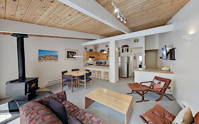 13tr18vy 2 Bedroom Condo