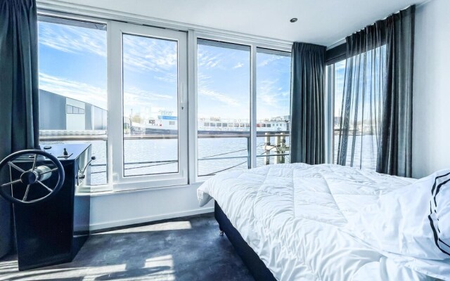 Amazing Ship/boat in Heeg With Wifi and 3 Bedrooms
