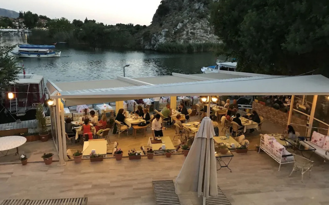 Palmyra Hotel & Sky Lounge