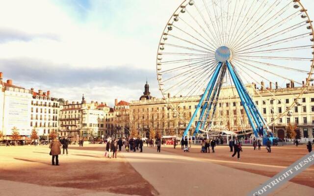 Saxe And The City , Downtown Lyon