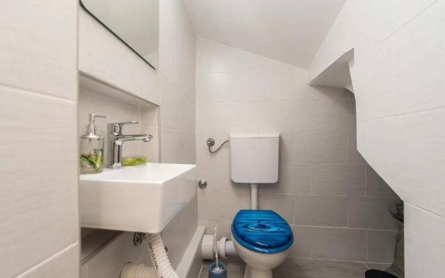 Balen city central house for 8