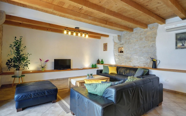 Villa in Batlug With Private Pool