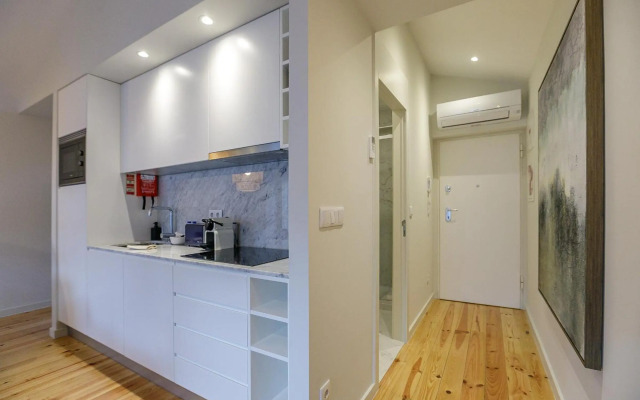 LovelyStay - Downtown Studio with Pool, AC and Balcony