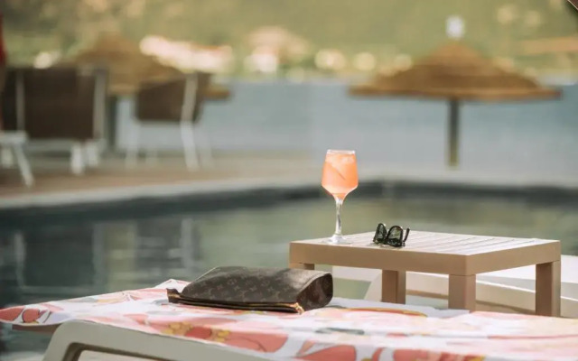 Trizonia Bay Hotel