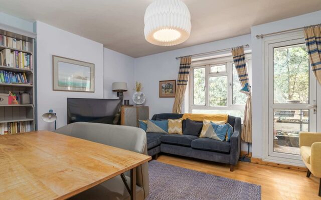 Charming 1BR Highbury Flat With Balcony