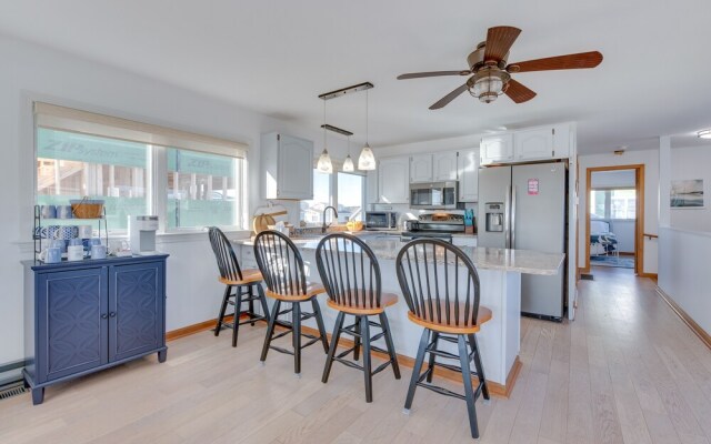 Wells Beach House w/ Ocean-view Deck