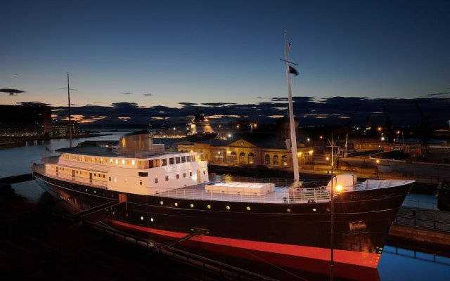 Fingal - A Luxury Floating Hotel