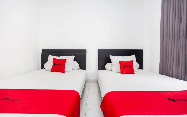 RedDoorz Syariah near Grand Galaxy Park