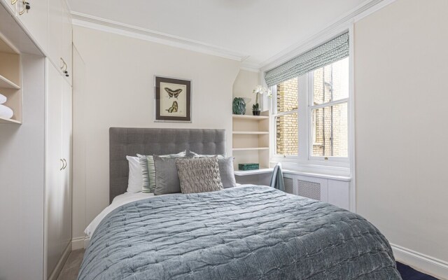 Stylish 3 Bedroom Flat with balcony is West Kensington