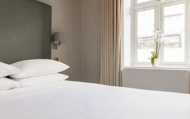 Southwell Gardens II by Onefinestay